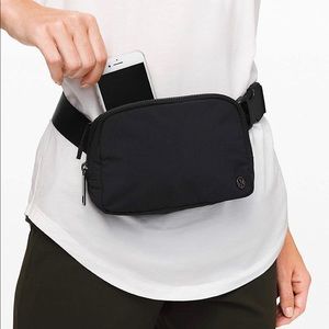 Lululemon Everywhere Belt Bag - Black - NWT 🌈
